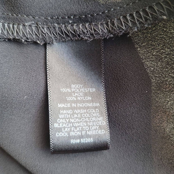 Express Women's Black Pleated Sleeveless V-Neck Button-Up Blouse Shirt Size S - Picture 8 of 8